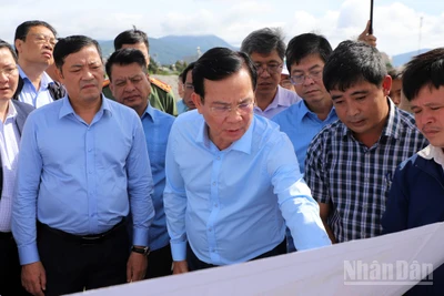 Chủ tịch Ủy ban nhân dân tỉnh Lâm Đồng Hồ Văn Mười và đoàn công tác khảo sát, kiểm tra một số công trình, dự án trên địa bàn xã Đức Trọng.