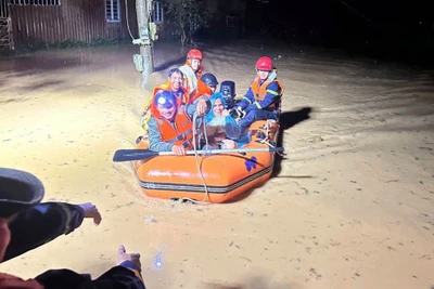 Đội Chữa cháy và Cứu nạn cứu hộ khu vực 2 dùng xuồng hơi giải cứu nhiều người bị cô lập do lũ dâng cao.