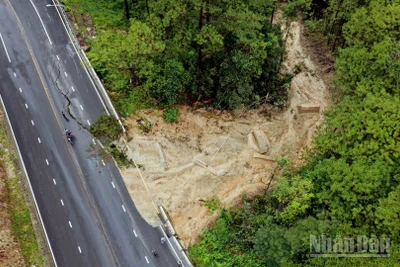 Khu vực xảy ra sạt trượt trên đèo Prenn.