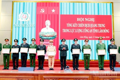 Thiếu tướng Trương Minh Đương, Giám đốc Công an tỉnh Lâm Đồng trao bằng khen của Bộ trưởng Công an tặng các tập thể, cá nhân có thành tích xuất sắc trong thực hiện "Chiến dịch Quang Trung" trên địa bàn. 