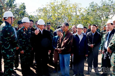 Phó Thủ tướng Chính phủ Bùi Thanh Sơn trò chuyện với gia đình được hỗ trợ xây nhà mới tại cao điểm khởi công “Chiến dịch Quang Trung” tại tỉnh Lâm Đồng.