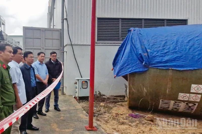 Phó Chủ tịch Ủy ban nhân dân tỉnh Lâm Đồng Đinh Văn Tuấn (giữa) cùng cơ quan chức năng kiểm tra hiện trường vụ việc.