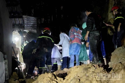 Lực lượng chức năng khẩn trương cứu hộ bé gái bị vùi lấp.