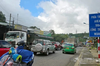 Phương tiện ùn ứ kéo dài trên Quốc lộ 20 đoạn qua thành phố Bảo Lộc, tỉnh Lâm Đồng do đang thi công cống ngang sáng 28/6.