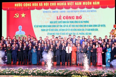 Phó Thủ tướng Thường trực Chính phủ Nguyễn Hòa Bình và lãnh đạo bộ, ngành Trung ương cùng Ban Chấp hành Đảng bộ tỉnh Lâm Đồng tại buổi lễ.