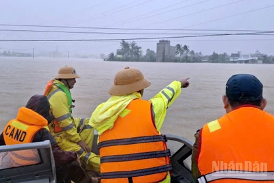 Lực lượng Cảnh sát giao thông đường thuỷ số 2, Công an tỉnh Lâm Đồng tham gia cứu nạn, cứu hộ tại Đắk Lắk.