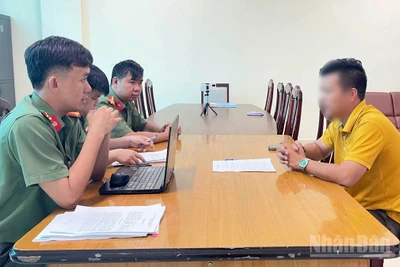 Phòng An ninh mạng và phòng, chống tội phạm sử dụng công nghệ cao, Công an tỉnh Lâm Đồng làm việc với trường hợp vi phạm.