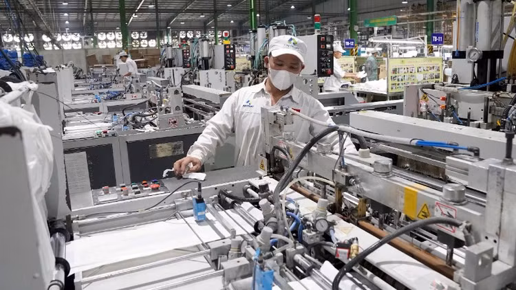 Sản xuất sản phẩm sinh học phân hủy hoàn toàn tại nhà máy của Công ty cổ phần nhựa An Phát Xanh, tỉnh Hải Dương. (Ảnh TUỆ NGHI)