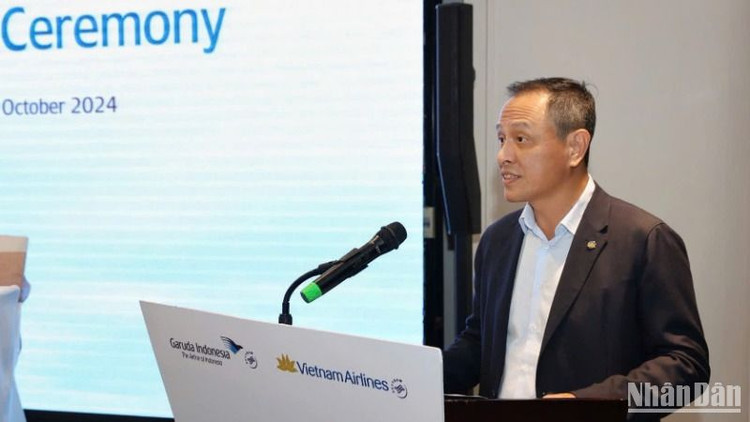 Ông Lê Hồng Hà - Tổng Giám đốc Vietnam Airlines phát biểu .