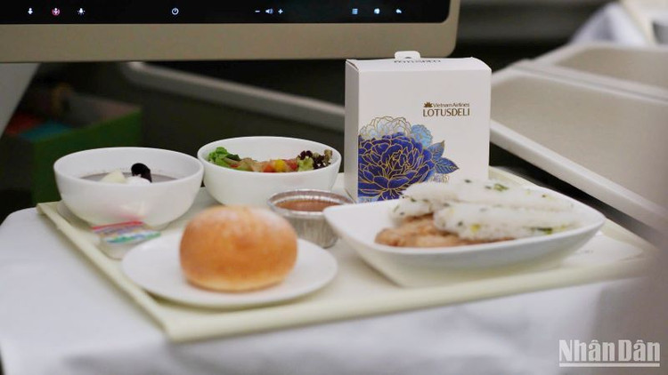 Vietnam Airlines phục vụ bánh trung thu trên một số chuyến bay từ 15/8 đến 19/8/2024.