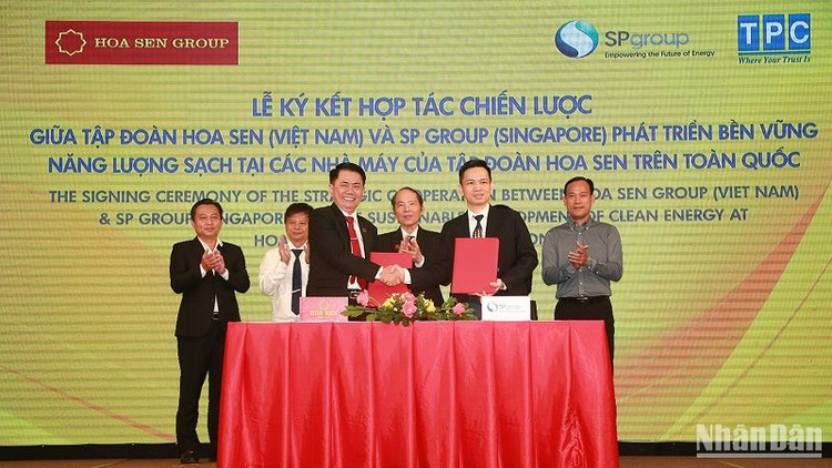 Đại diện hai đơn vị thực hiện ký kết hợp tác về năng lượng sạch.