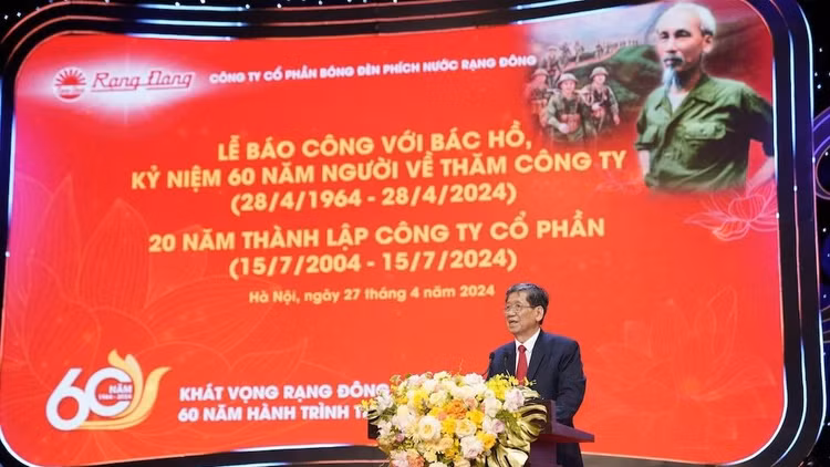 Lãnh đạo Công ty CP Bóng đèn phích nước Rạng Đông báo công tại buổi lễ.