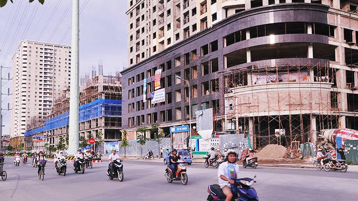 Nhiều doanh nghiệp bất động sản chọn cách phát hành trái phiếu để huy động vốn cho các dự án đầu tư. Ảnh: NAM ANH