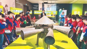 Học sinh Thủ đô tham quan, tìm hiểu tại Bảo tàng Hà Nội.