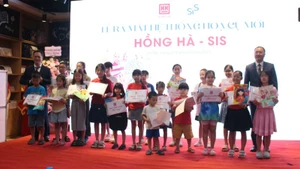 Ông Phạm Trung Kiên, Tổng Giám đốc Văn phòng phẩm Hồng Hà (bìa phải) và PGS.TS Nguyễn Văn Hiệu, Hiệu trưởng Trường liên ngành và Nghệ thuật, Đại học Quốc gia Hà Nội trao tặng quà cho học sinh tham gia chương trình workshop Hồng Hà.