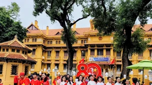 Người dân tập trung, chụp ảnh quanh khu vực quảng trường Ba Đình. (Ảnh: VĂN THỊNH)