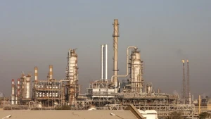 Quang cảnh nhà máy lọc dầu Abadan tại thành phố Abadan ở phía tây nam Iran, ngày 29/12/2010. (Ảnh: XINHUA)