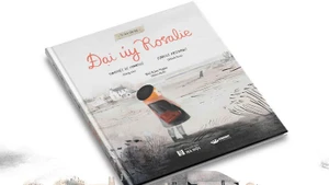 Cuốn sách “Đại úy Rosalie” dày 72 trang, được minh họa bởi họa sĩ Isabelle Arsenault, do dịch giả Bùi Kim Ngân chuyển ngữ.