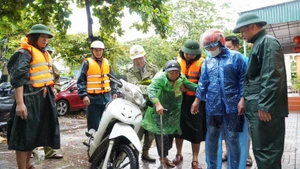 Tỉnh Nghệ An nhanh chóng di dời người dân ra khỏi vùng nguy hiểm.