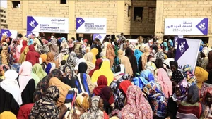 Người dân xếp hàng chờ được phát bữa ăn cứu trợ tại Omdurman, Sudan. (Ảnh: THX/TTXVN)