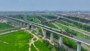 Chạy thử tuyến tàu cao tốc đoạn từ Bao Đầu đến Huệ Nông ở Khu tự trị Nội Mông, Trung Quốc. (Ảnh: Tân Hoa xã)