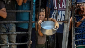 Người dân chờ được phát thực phẩm viện trợ ở Gaza. (Ảnh: TÂN HOA XÃ)