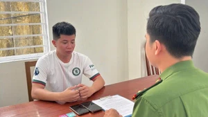 Đối tượng Nguyễn Ngọc Anh tại cơ quan điều tra. (Ảnh: Công an cung cấp)