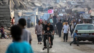 Người dân tại trại tị nạn ở Gaza. (Ảnh:THX/TTXVN)