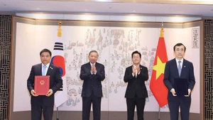 Tổng Bí thư Tô Lâm và Tổng thống Hàn Quốc Lee Jae Myung chứng kiến lễ trao Biên bản ghi nhớ hợp tác giữa Ủy ban Chứng khoán Nhà nước và Cơ quan giám sát tài chính Hàn Quốc. (Ảnh: Thống Nhất/TTXVN) 