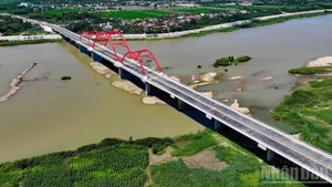 Cầu Phước Lộc sừng sững nối đôi bờ sông Trà Khúc, ước mơ ngàn đời của người dân thành hiện thực.