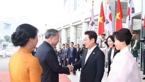 Tổng thống Hàn Quốc Lee Jae Myung và Phu nhân bắt tay chào mừng Tổng Bí thư Tô Lâm và Phu nhân.