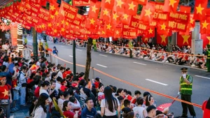 Từng dòng người từ khắp ngả đường đã hối hả đổ về trung tâm Thủ đô, nơi diễn ra lễ sơ duyệt diễu binh diễu hành kỷ niệm 80 năm Cách mạng Tháng Tám thành công và Quốc khánh 2/9.
