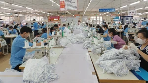 Sản xuất hàng dệt may tại Nhà máy may Hòa Thọ (Quảng Ngãi).