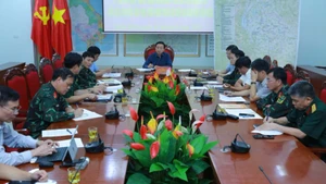 Phó Thủ tướng nhấn mạnh việc tìm kiếm phải được tiến hành càng sớm càng tốt, không để mất thời gian làm giảm cơ hội cứu người; tổ chức chặt chẽ công tác cứu nạn, có chỉ huy trực tiếp tại hiện trường, tuyệt đối không hình thức. (Ảnh: VGP/Đình Nam)