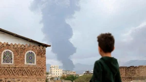 Khói bốc lên sau cuộc không kích của Israel tại Sanaa, Yemen.