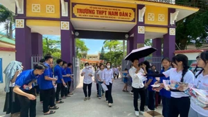 Thí sinh tham dự Kỳ thi tuyển sinh lớp 10, năm học 2025-2026 tại Trường THPT Nam Đàn 2 rời điểm thi. (Nguồn: Facebook Đoàn trường THPT Nam Đàn 2)