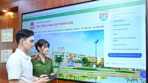 Cán bộ giảng viên, học viên Học viện Cảnh sát nhân dân phát triển AI trong công tác tư vấn, tuyển sinh. (Ảnh THẾ ĐẠI)
