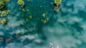 Chèo sup trên hồ Lân Ty (Lạng Sơn). (Ảnh: MẠNH PHẠM)