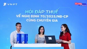 Các chuyên gia giải đáp về thuế và hóa đơn điện tử tại buổi livestream.