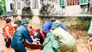 Lực lượng chức năng thành phố Sông Công di dời các hộ dân khu vực trũng thấp, ngập sâu ở xã Bình Sơn đến nơi an toàn.