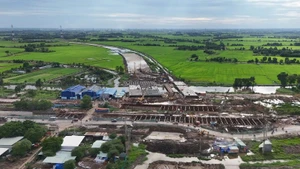 Thi công gói thầu xây lắp 6 thuộc dự án đường vành đai 3 Thành phố Hồ Chí Minh, đoạn qua huyện Củ Chi. (Ảnh: THẾ ANH)
