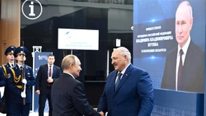 Tổng thống Nga Vladimir Putin (trái, phía trước) tới dự Diễn đàn Kinh tế Á-Âu tại Minsk, Belarus, ngày 26/6/2025. (Ảnh: THX/TTXVN)