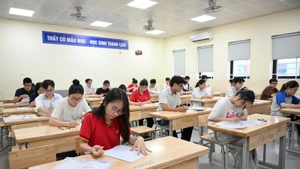 Thí sinh tại điểm thi Trường trung học cơ sở Nguyễn Trường Tộ, Hà Nội. (Ảnh THẾ ĐẠI)