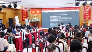 Ông Trần Khánh Tư giới thiệu khái quát về trí tuệ nhân tạo đến cán bộ, viên chức, người lao động Nhà xuất bản.