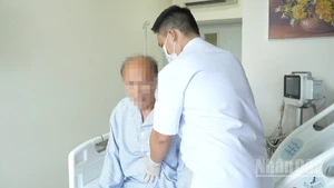Bệnh nhân W.C.N 74 tuổi, quốc tịch Malaysia và Singapore ngưng tim 95 phút vừa được điều trị thành công, khỏe mạnh xuất viện tại Bệnh viện Quân y 175. 