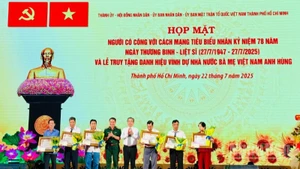 Truy tặng danh hiệu vinh dự Nhà nước Bà mẹ Việt Nam Anh hùng đối với sáu Mẹ. (Ảnh: Vương Lê)