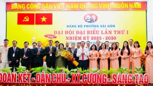 Lãnh đạo Thành phố Hồ Chí Minh chúc mừng Ban Chấp hành Đảng bộ phường Sài Gòn nhiệm kỳ 2025-2030. (Ảnh: VƯƠNG LÊ)