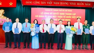 Trao quyết định tới Chủ tịch, các Phó Chủ tịch Ủy ban Mặt trận Tổ quốc Việt Nam Thành phố Hồ Chí Minh. 