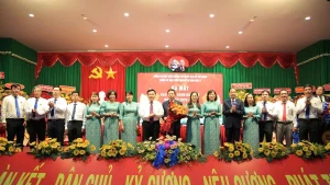 Giáo sư, Tiến sĩ Nguyễn Xuân Thắng tặng hoa chúc mừng Ban Chấp hành Đảng bộ Học viện Chính trị khu vực II, nhiệm kỳ 2025-2030.