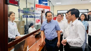 Đồng chí Nguyễn Văn Được, Ủy viên Trung ương Đảng, Chủ tịch Ủy ban nhân dân Thành phố Hồ Chí Minh đã tới khảo sát thực tế hoạt động của Trung tâm Phục vụ hành chính công phường Bà Rịa. (Ảnh: VƯƠNG LÊ)